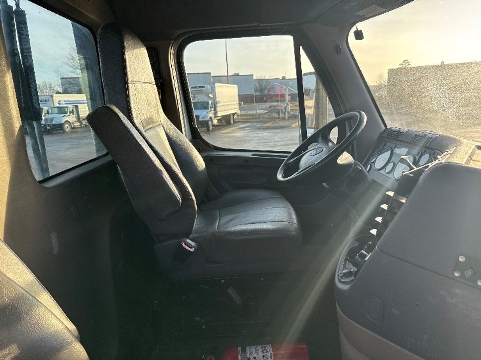 Day Cab Tractor-Heavy Duty Tractors-Freightliner-2019-Cascadia 12564ST-East Chicago-IN-457,331\n\t\tmiles-$ 36,250 - Image 14