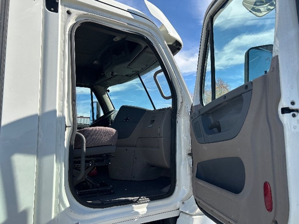 Day Cab Tractor-Heavy Duty Tractors-Freightliner-2019-Cascadia 12564ST-East Chicago-IN-461,345\n\t\tmiles-$ 36,000 - Image 12