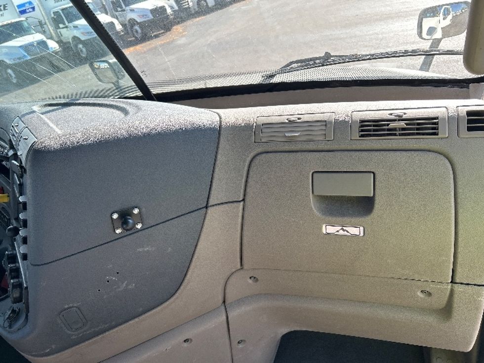 Day Cab Tractor-Heavy Duty Tractors-Freightliner-2019-Cascadia 12564ST-East Chicago-IN-461,345\n\t\tmiles-$ 36,000 - Image 13