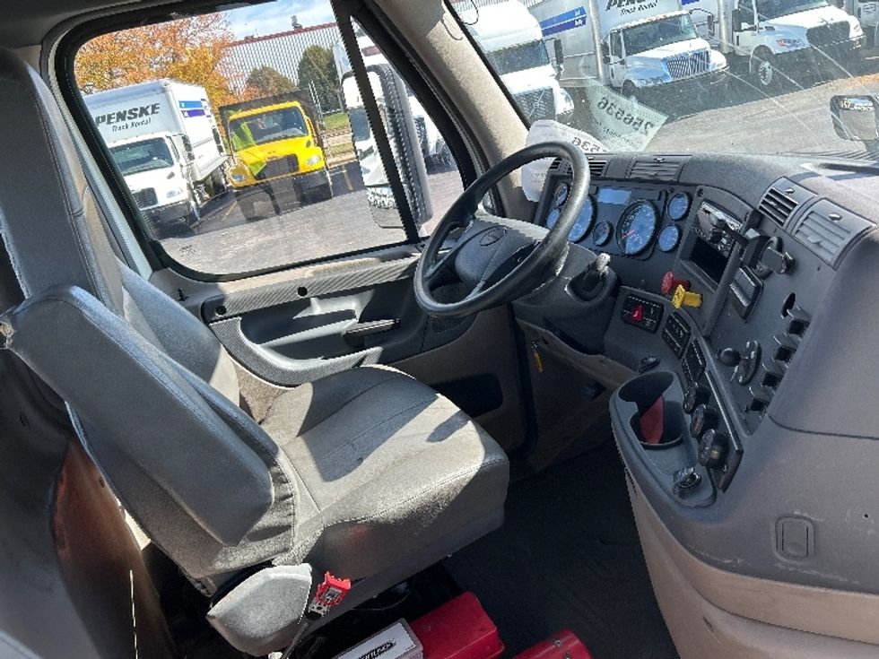 Day Cab Tractor-Heavy Duty Tractors-Freightliner-2019-Cascadia 12564ST-East Chicago-IN-461,345\n\t\tmiles-$ 36,000 - Image 14