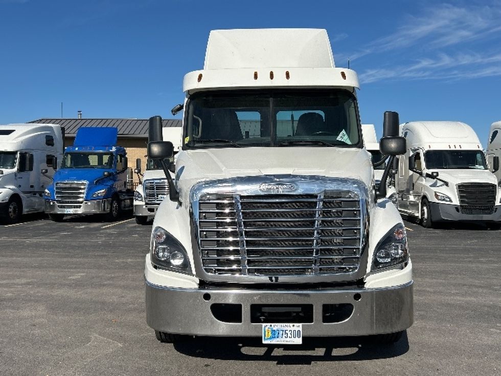 Day Cab Tractor-Heavy Duty Tractors-Freightliner-2019-Cascadia 12564ST-East Chicago-IN-461,345\n\t\tmiles-$ 36,000 - Image 2