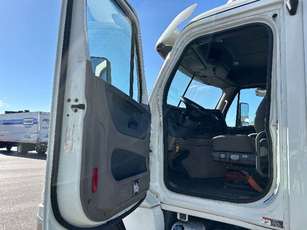 Day Cab Tractor-Heavy Duty Tractors-Freightliner-2019-Cascadia 12564ST-East Chicago-IN-461,345\n\t\tmiles-$ 36,000 - Image 9