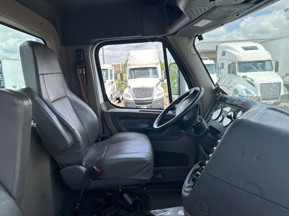 Day Cab Tractor-Heavy Duty Tractors-Freightliner-2019-Cascadia 12564ST-East Chicago-IN-474,702\n\t\tmiles-$ 38,250 - Image 14