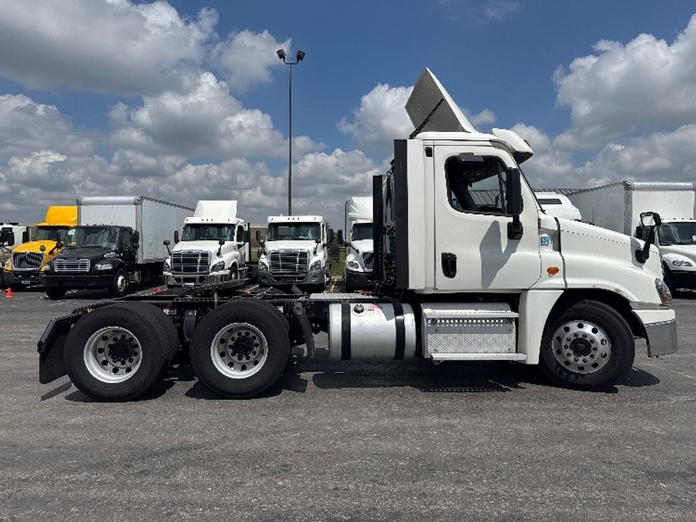 Day Cab Tractor-Heavy Duty Tractors-Freightliner-2019-Cascadia 12564ST-East Chicago-IN-474,702\n\t\tmiles-$ 38,250 - Image 8