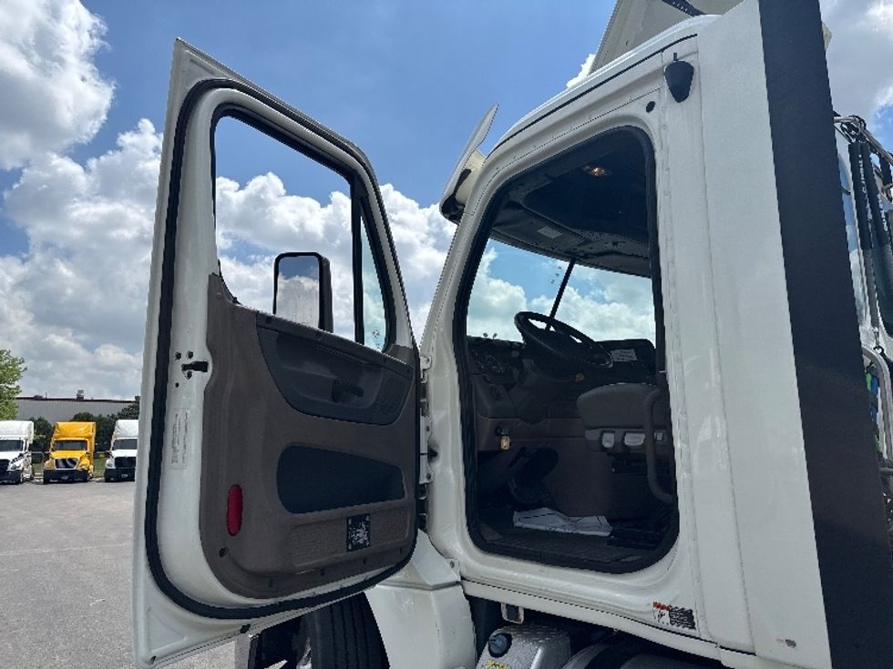 Day Cab Tractor-Heavy Duty Tractors-Freightliner-2019-Cascadia 12564ST-East Chicago-IN-474,702\n\t\tmiles-$ 38,250 - Image 9