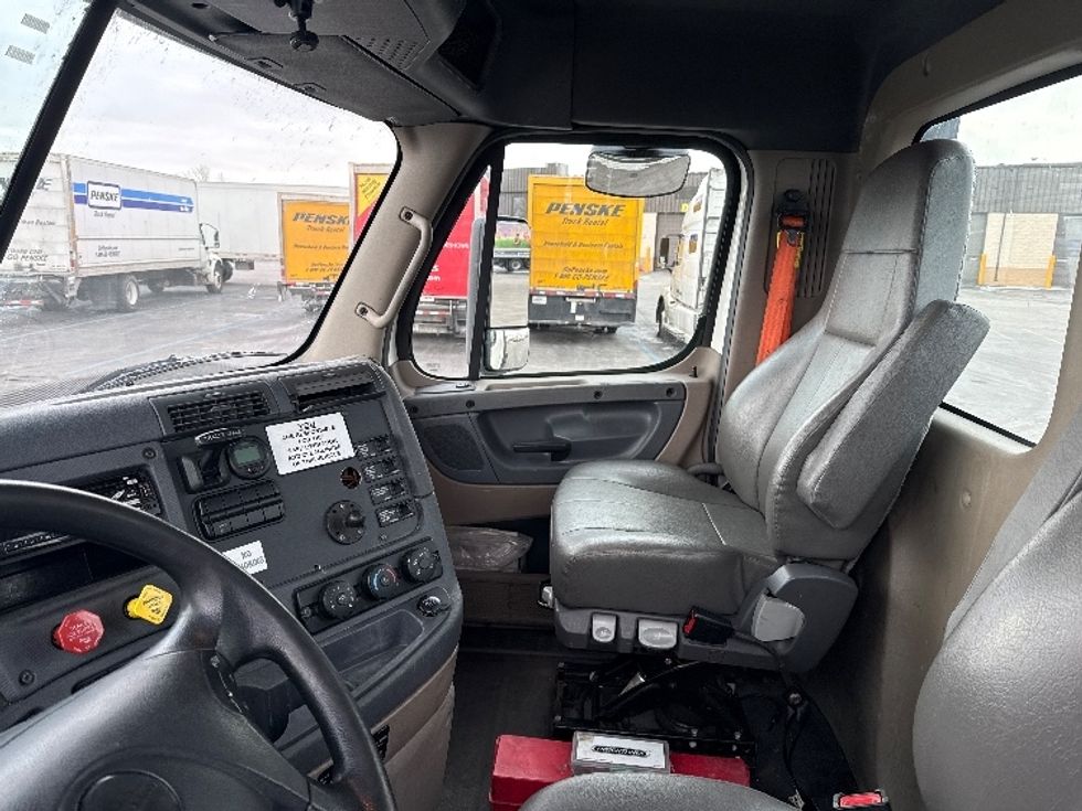Day Cab Tractor-Heavy Duty Tractors-Freightliner-2019-Cascadia 12564ST-East Chicago-IN-483,809\n\t\tmiles-$ 35,000 - Image 10