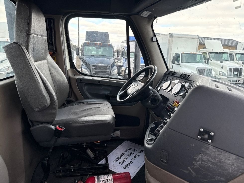 Day Cab Tractor-Heavy Duty Tractors-Freightliner-2019-Cascadia 12564ST-East Chicago-IN-483,809\n\t\tmiles-$ 35,000 - Image 13