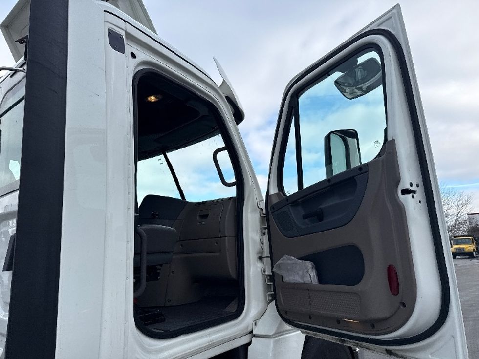 Day Cab Tractor-Heavy Duty Tractors-Freightliner-2019-Cascadia 12564ST-East Chicago-IN-483,809\n\t\tmiles-$ 35,000 - Image 9