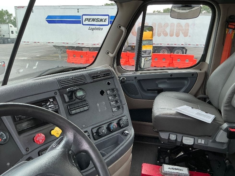 Day Cab Tractor-Heavy Duty Tractors-Freightliner-2019-Cascadia 12564ST-East Chicago-IN-493,401\n\t\tmiles-$ 37,250 - Image 10