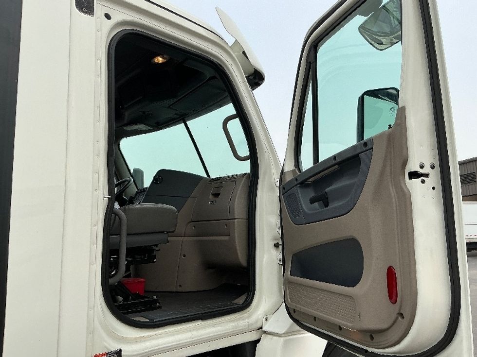 Day Cab Tractor-Heavy Duty Tractors-Freightliner-2019-Cascadia 12564ST-East Chicago-IN-493,401\n\t\tmiles-$ 37,250 - Image 12