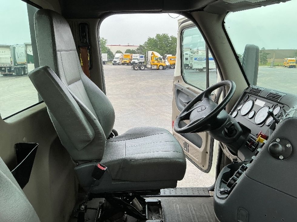 Day Cab Tractor-Heavy Duty Tractors-Freightliner-2019-Cascadia 12564ST-East Chicago-IN-493,401\n\t\tmiles-$ 37,250 - Image 14