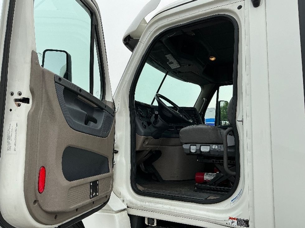 Day Cab Tractor-Heavy Duty Tractors-Freightliner-2019-Cascadia 12564ST-East Chicago-IN-493,401\n\t\tmiles-$ 37,250 - Image 9