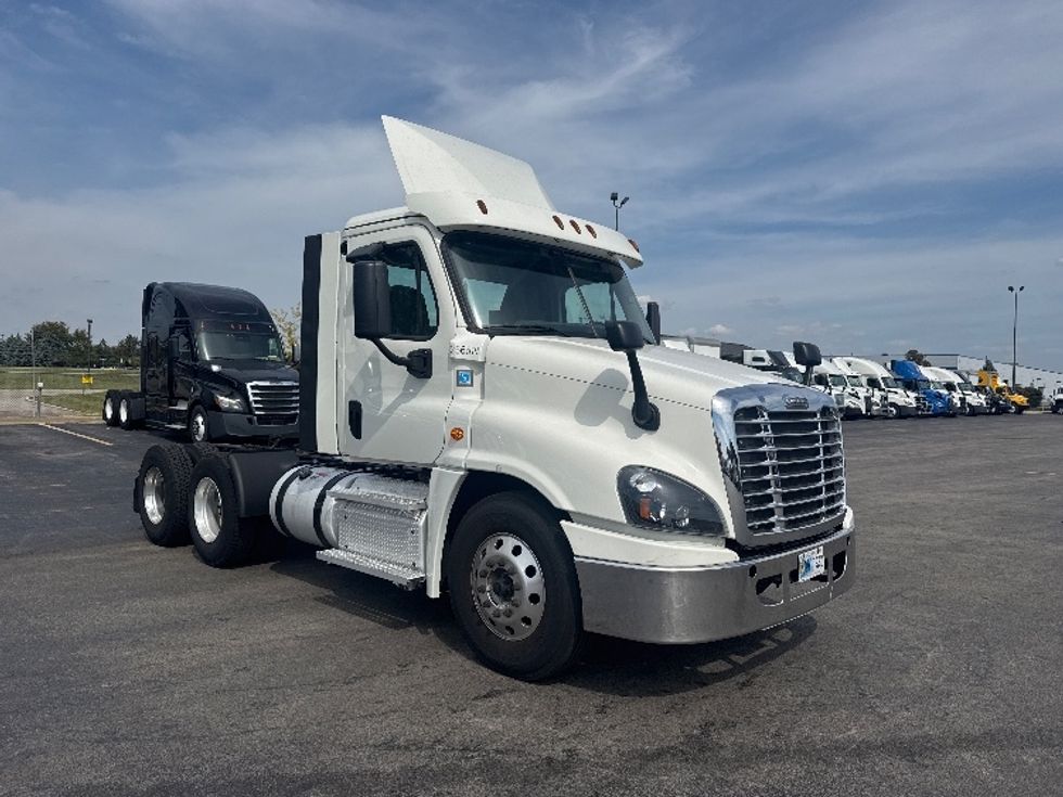 Day Cab Tractor-Heavy Duty Tractors-Freightliner-2019-Cascadia 12564ST-East Chicago-IN-496,952\n\t\tmiles-$ 37,000 - Image 1