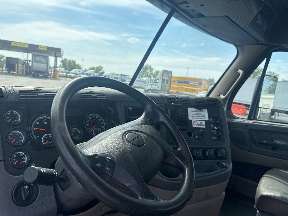 Day Cab Tractor-Heavy Duty Tractors-Freightliner-2019-Cascadia 12564ST-East Chicago-IN-496,952\n\t\tmiles-$ 37,000 - Image 10