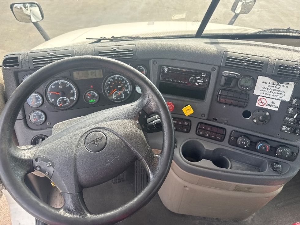 Day Cab Tractor-Heavy Duty Tractors-Freightliner-2019-Cascadia 12564ST-East Chicago-IN-496,952\n\t\tmiles-$ 37,000 - Image 11