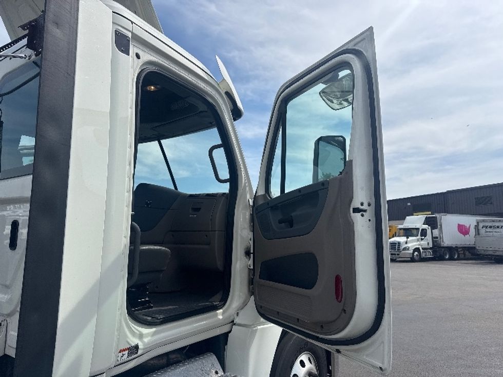 Day Cab Tractor-Heavy Duty Tractors-Freightliner-2019-Cascadia 12564ST-East Chicago-IN-496,952\n\t\tmiles-$ 37,000 - Image 12