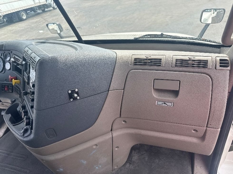 Day Cab Tractor-Heavy Duty Tractors-Freightliner-2019-Cascadia 12564ST-East Chicago-IN-496,952\n\t\tmiles-$ 37,000 - Image 13