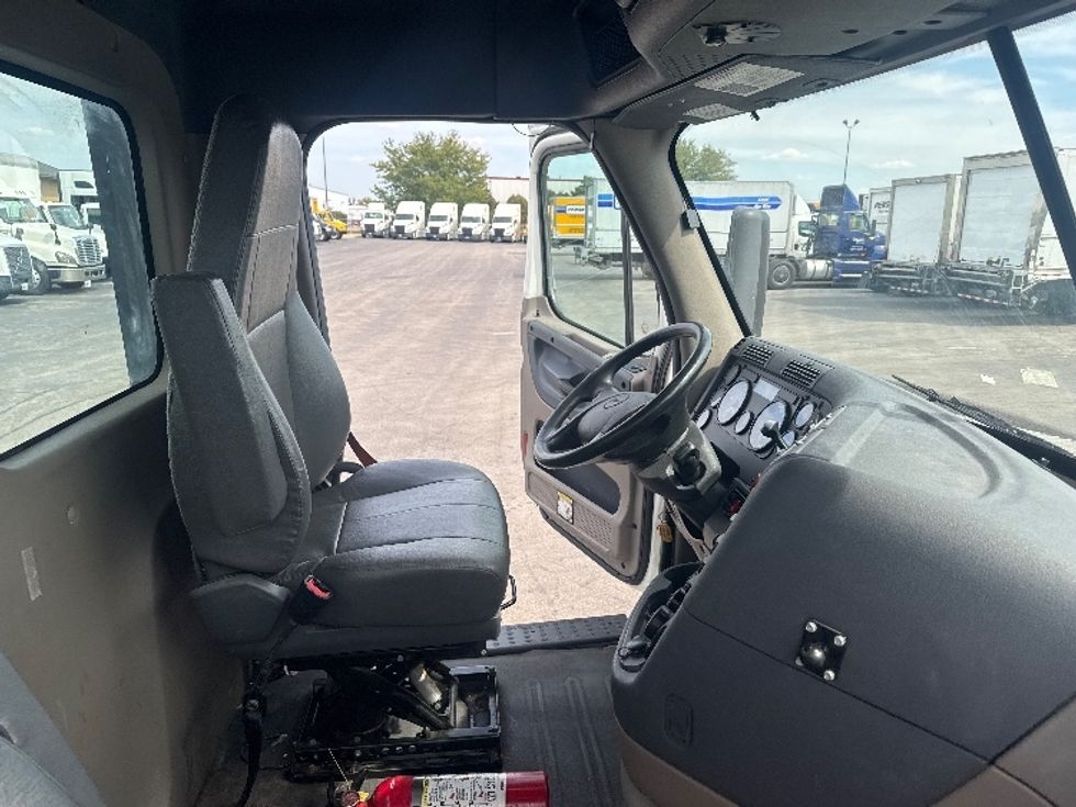 Day Cab Tractor-Heavy Duty Tractors-Freightliner-2019-Cascadia 12564ST-East Chicago-IN-496,952\n\t\tmiles-$ 37,000 - Image 14