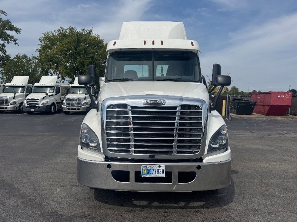 Day Cab Tractor-Heavy Duty Tractors-Freightliner-2019-Cascadia 12564ST-East Chicago-IN-496,952\n\t\tmiles-$ 37,000 - Image 2