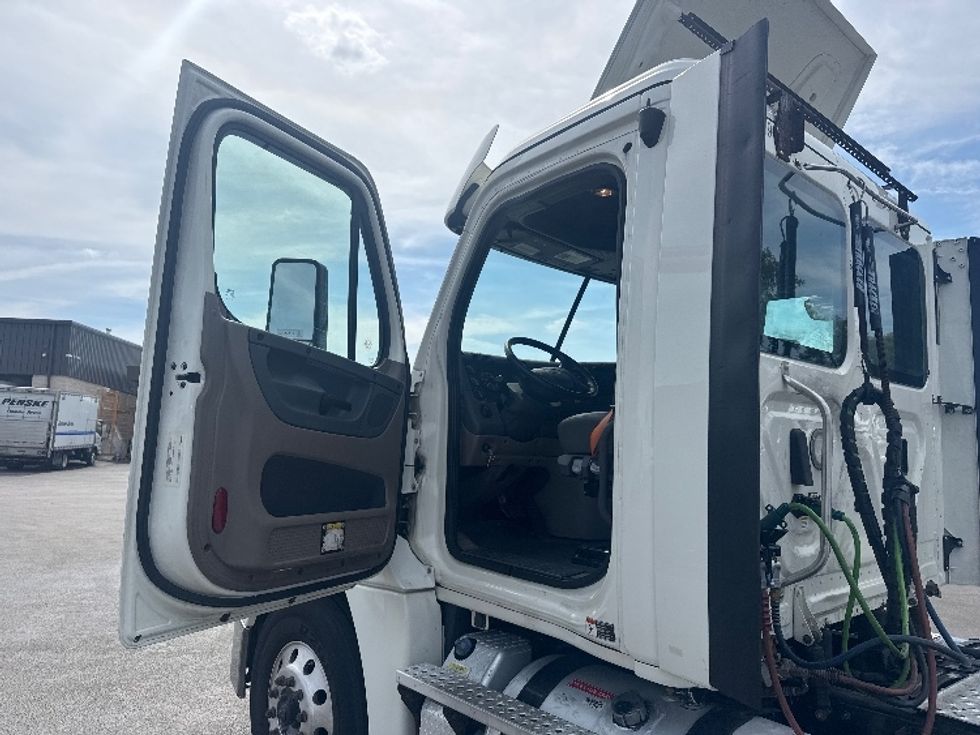 Day Cab Tractor-Heavy Duty Tractors-Freightliner-2019-Cascadia 12564ST-East Chicago-IN-496,952\n\t\tmiles-$ 37,000 - Image 9
