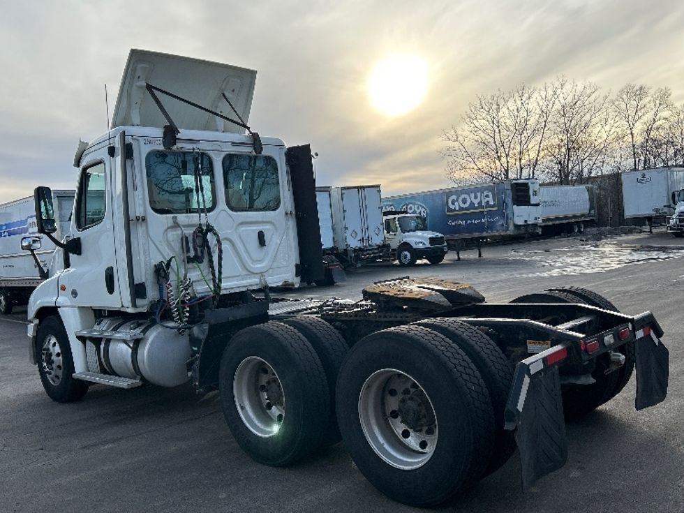 Day Cab Tractor-Heavy Duty Tractors-Freightliner-2019-Cascadia 12564ST-East Chicago-IN-499,478\n\t\tmiles-$ 34,000 - Image 5