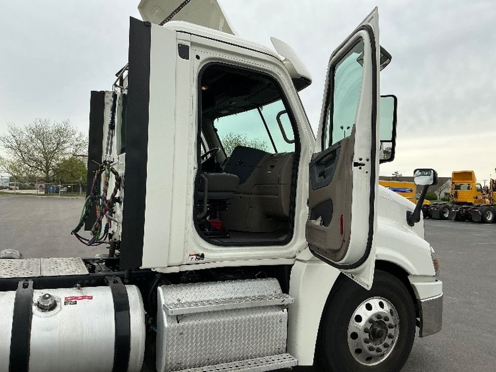 Day Cab Tractor-Heavy Duty Tractors-Freightliner-2019-Cascadia 12564ST-East Chicago-IN-500,476\n\t\tmiles-$ 36,500 - Image 12