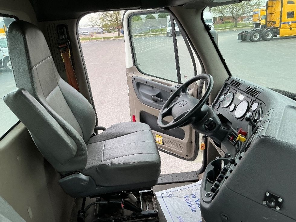 Day Cab Tractor-Heavy Duty Tractors-Freightliner-2019-Cascadia 12564ST-East Chicago-IN-500,476\n\t\tmiles-$ 36,500 - Image 14