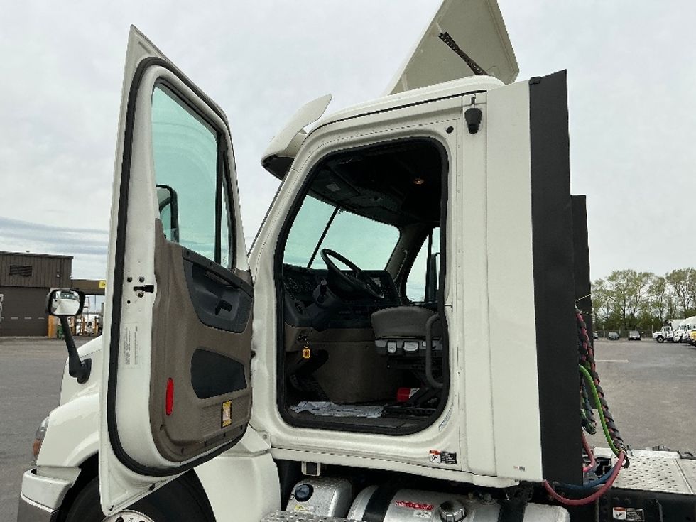 Day Cab Tractor-Heavy Duty Tractors-Freightliner-2019-Cascadia 12564ST-East Chicago-IN-500,476\n\t\tmiles-$ 36,500 - Image 9