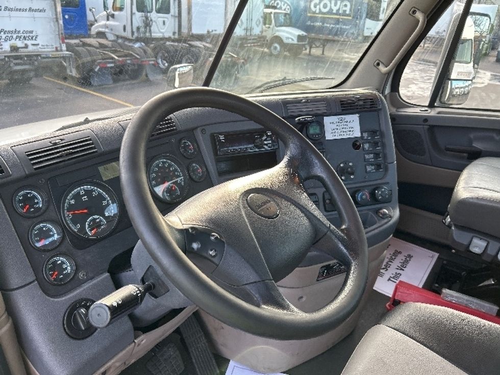 Day Cab Tractor-Heavy Duty Tractors-Freightliner-2019-Cascadia 12564ST-East Chicago-IN-515,699\n\t\tmiles-$ 32,250 - Image 10