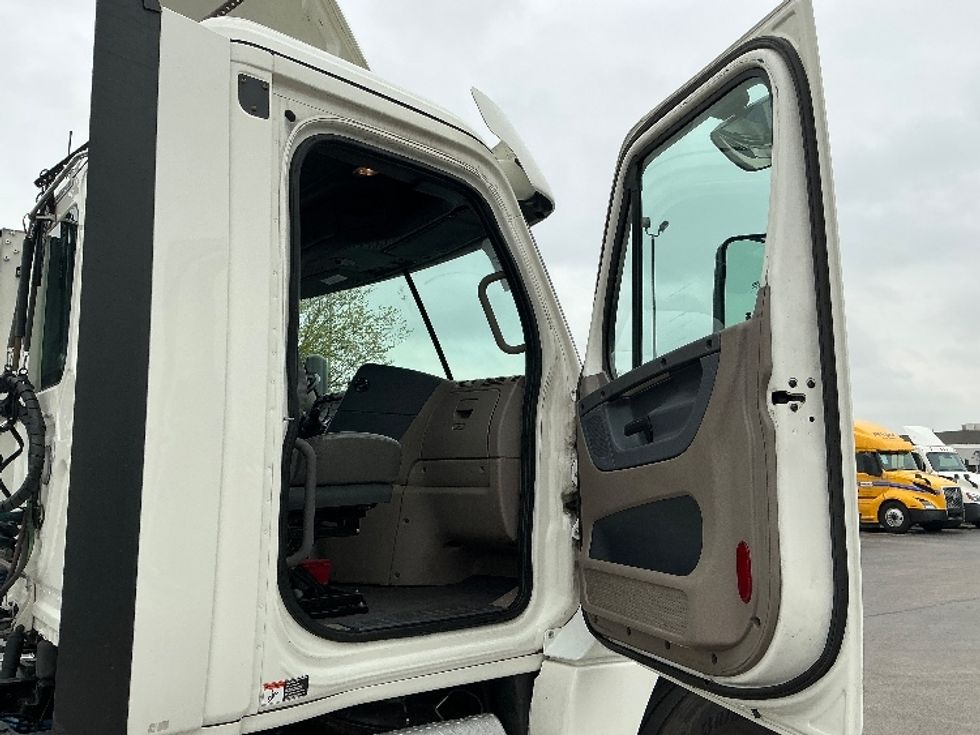 Day Cab Tractor-Heavy Duty Tractors-Freightliner-2019-Cascadia 12564ST-East Chicago-IN-544,032\n\t\tmiles-$ 32,750 - Image 12