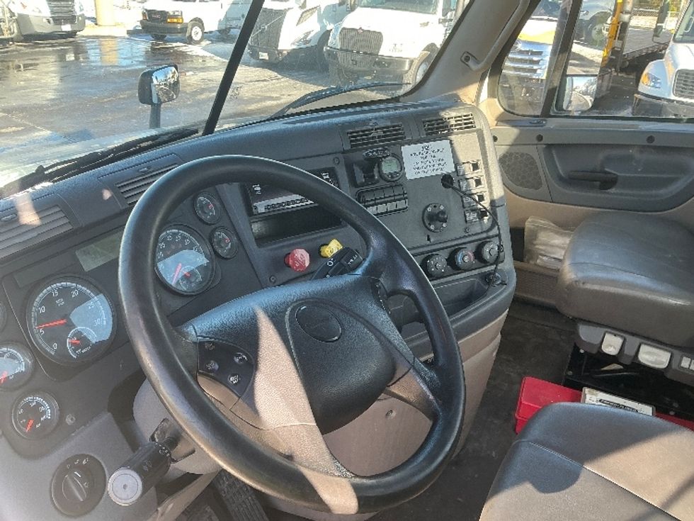 Day Cab Tractor-Heavy Duty Tractors-Freightliner-2019-Cascadia 12564ST-East Chicago-IN-547,354\n\t\tmiles-$ 30,750 - Image 10