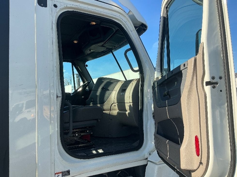 Day Cab Tractor-Heavy Duty Tractors-Freightliner-2019-Cascadia 12564ST-East Chicago-IN-547,354\n\t\tmiles-$ 30,750 - Image 12