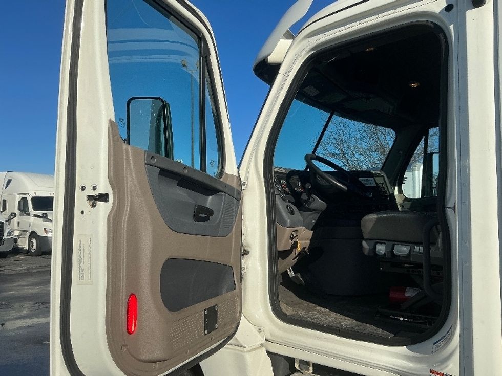 Day Cab Tractor-Heavy Duty Tractors-Freightliner-2019-Cascadia 12564ST-East Chicago-IN-547,354\n\t\tmiles-$ 30,750 - Image 9