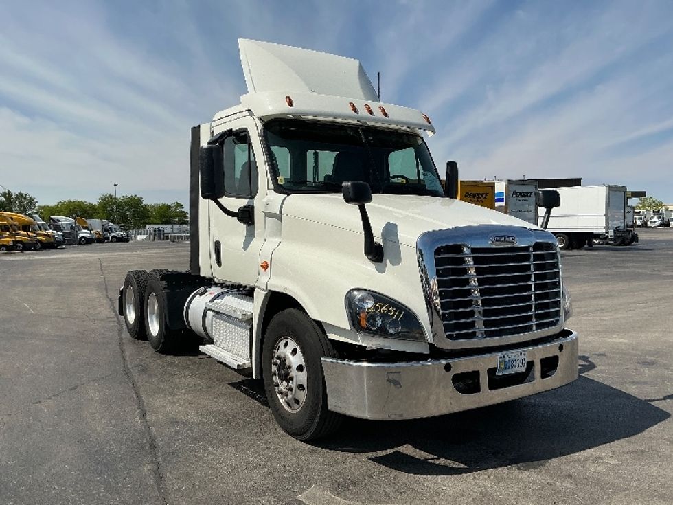 Day Cab Tractor-Heavy Duty Tractors-Freightliner-2019-Cascadia 12564ST-East Chicago-IN-550,903\n\t\tmiles-$ 32,250 - Image 1