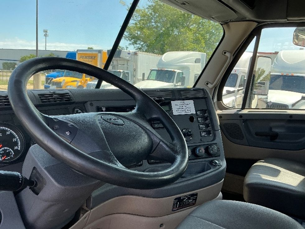 Day Cab Tractor-Heavy Duty Tractors-Freightliner-2019-Cascadia 12564ST-East Chicago-IN-550,903\n\t\tmiles-$ 32,250 - Image 10