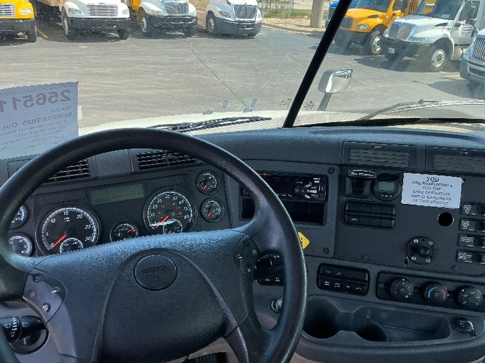 Day Cab Tractor-Heavy Duty Tractors-Freightliner-2019-Cascadia 12564ST-East Chicago-IN-550,903\n\t\tmiles-$ 32,250 - Image 11