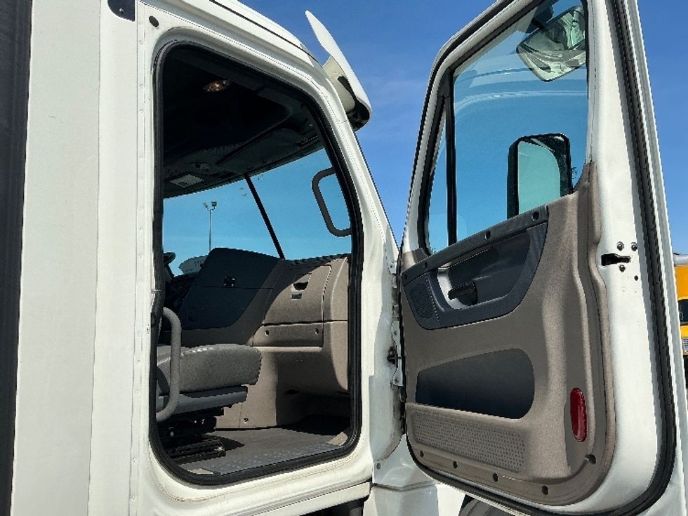 Day Cab Tractor-Heavy Duty Tractors-Freightliner-2019-Cascadia 12564ST-East Chicago-IN-550,903\n\t\tmiles-$ 32,250 - Image 12