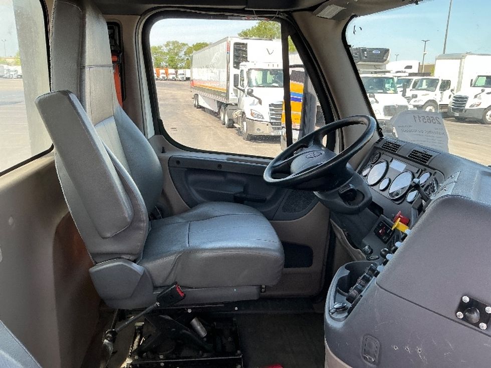 Day Cab Tractor-Heavy Duty Tractors-Freightliner-2019-Cascadia 12564ST-East Chicago-IN-550,903\n\t\tmiles-$ 32,250 - Image 14