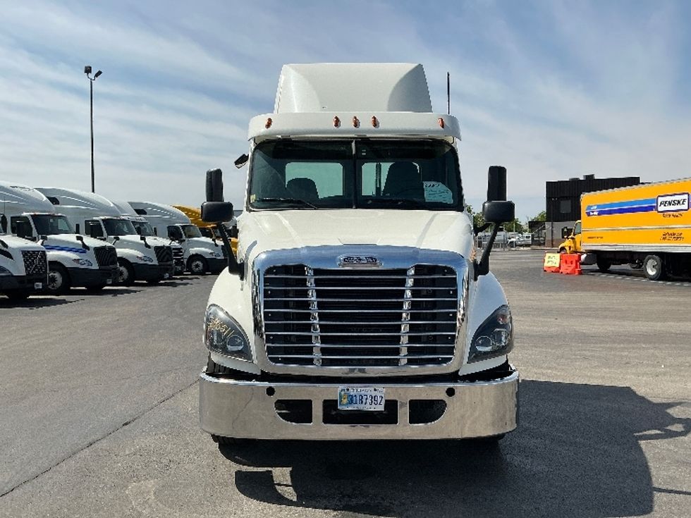 Day Cab Tractor-Heavy Duty Tractors-Freightliner-2019-Cascadia 12564ST-East Chicago-IN-550,903\n\t\tmiles-$ 32,250 - Image 2