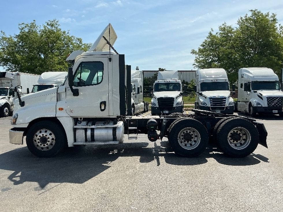 Day Cab Tractor-Heavy Duty Tractors-Freightliner-2019-Cascadia 12564ST-East Chicago-IN-550,903\n\t\tmiles-$ 32,250 - Image 4