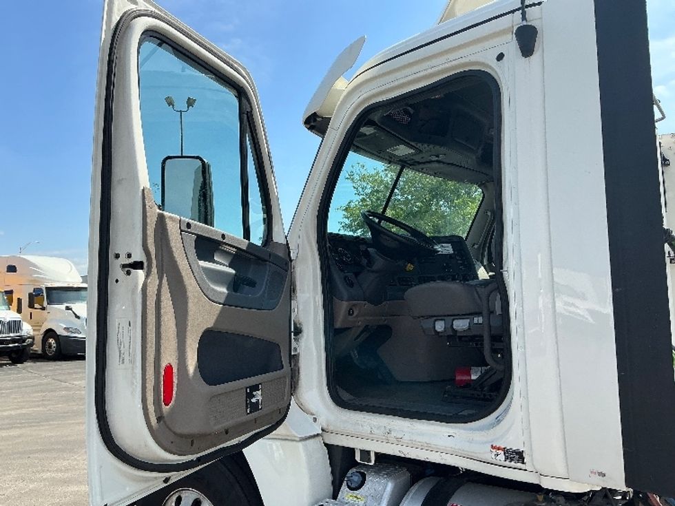 Day Cab Tractor-Heavy Duty Tractors-Freightliner-2019-Cascadia 12564ST-East Chicago-IN-550,903\n\t\tmiles-$ 32,250 - Image 9