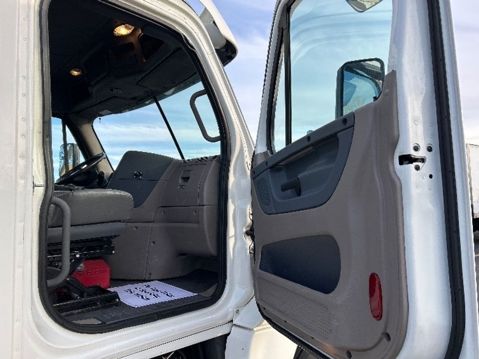 Day Cab Tractor-Heavy Duty Tractors-Freightliner-2019-Cascadia 12564ST-East Chicago-IN-560,193\n\t\tmiles-$ 30,000 - Image 12