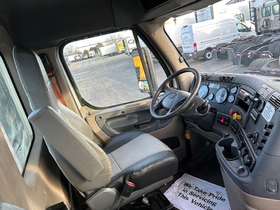 Day Cab Tractor-Heavy Duty Tractors-Freightliner-2019-Cascadia 12564ST-East Chicago-IN-560,193\n\t\tmiles-$ 30,000 - Image 14