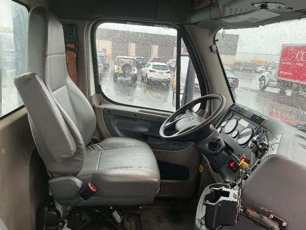 Day Cab Tractor-Heavy Duty Tractors-Freightliner-2019-Cascadia 12564ST-East Chicago-IN-563,949\n\t\tmiles-$ 30,500 - Image 14