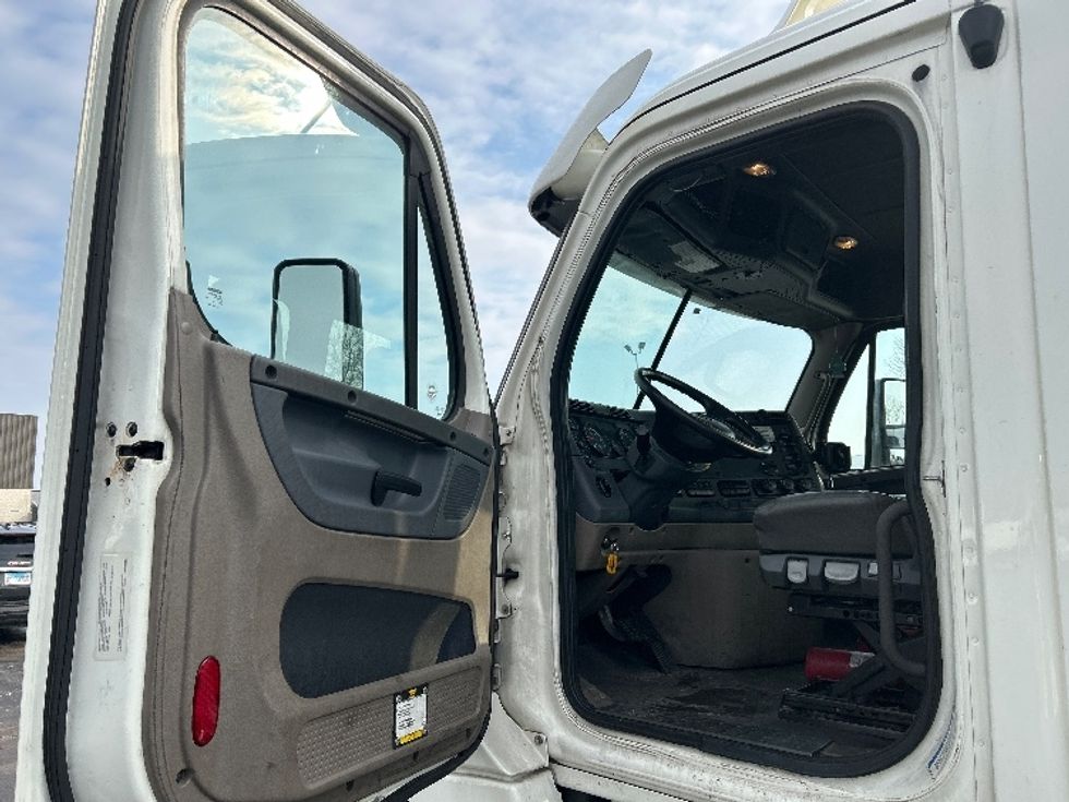 Day Cab Tractor-Heavy Duty Tractors-Freightliner-2019-Cascadia 12564ST-East Chicago-IN-563,949\n\t\tmiles-$ 30,500 - Image 9