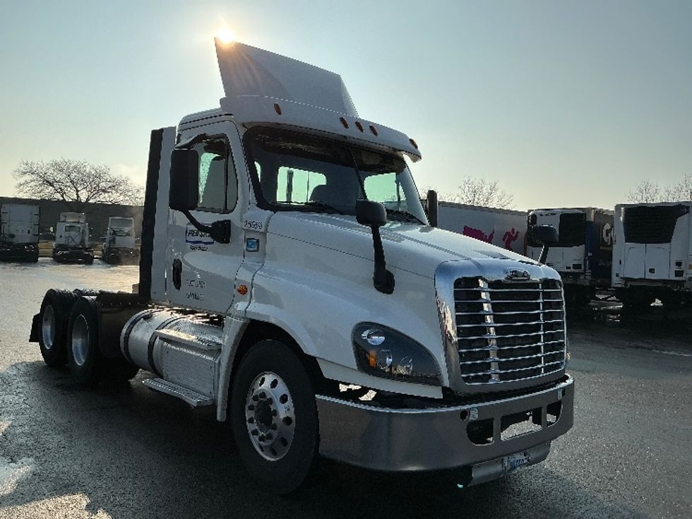 Day Cab Tractor-Heavy Duty Tractors-Freightliner-2019-Cascadia 12564ST-East Chicago-IN-563,951\n\t\tmiles-$ 30,500 - Image 1