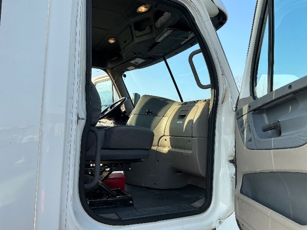 Day Cab Tractor-Heavy Duty Tractors-Freightliner-2019-Cascadia 12564ST-East Chicago-IN-563,951\n\t\tmiles-$ 30,500 - Image 12