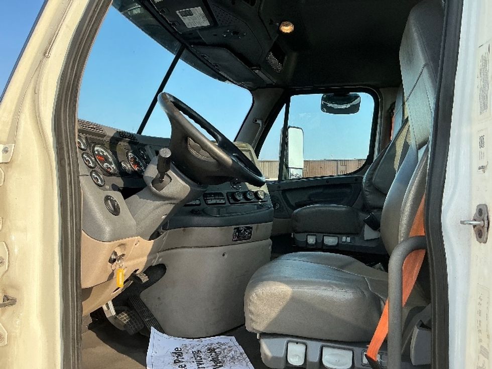 Day Cab Tractor-Heavy Duty Tractors-Freightliner-2019-Cascadia 12564ST-East Chicago-IN-563,951\n\t\tmiles-$ 30,500 - Image 9