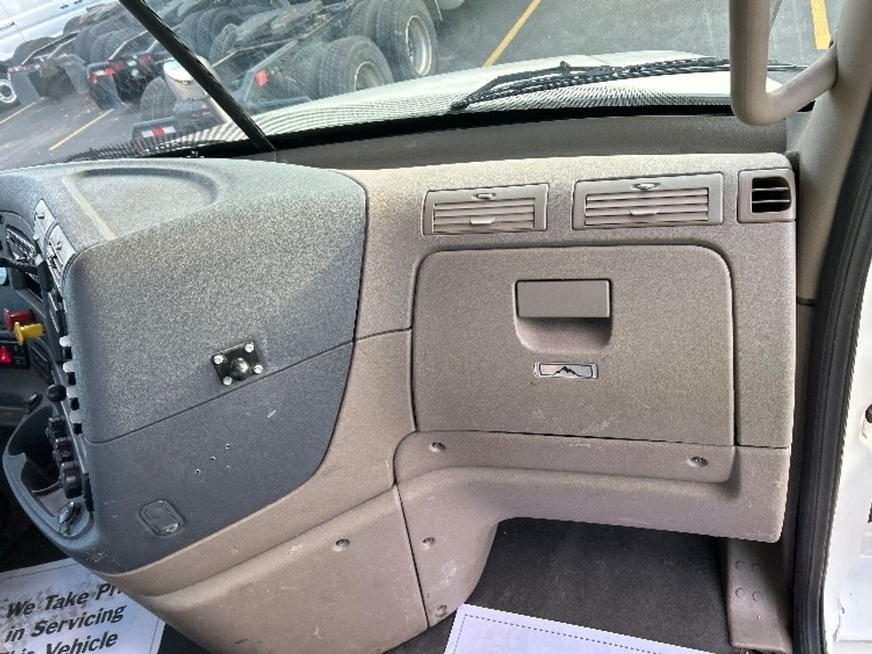 Day Cab Tractor-Heavy Duty Tractors-Freightliner-2019-Cascadia 12564ST-East Chicago-IN-586,995\n\t\tmiles-$ 27,000 - Image 13