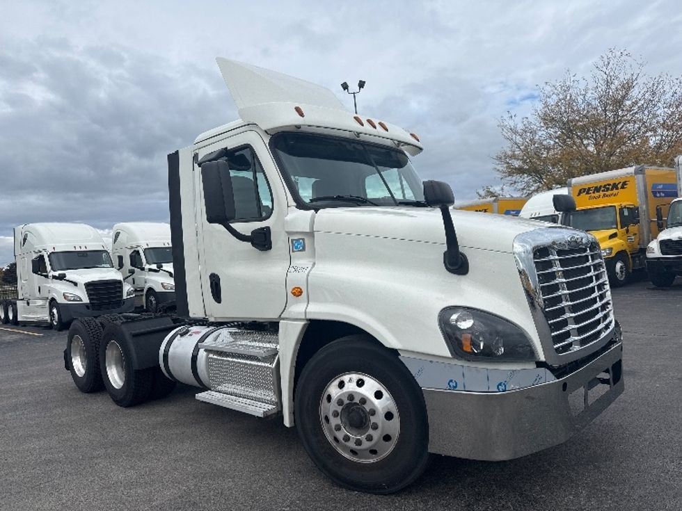 Day Cab Tractor-Heavy Duty Tractors-Freightliner-2019-Cascadia 12564ST-East Chicago-IN-590,555\n\t\tmiles-$ 26,000 - Image 1